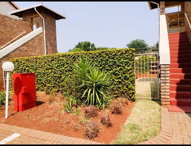3 BEDROOM TOWNHOUSE FOR SALE IN ELDORAIGNE